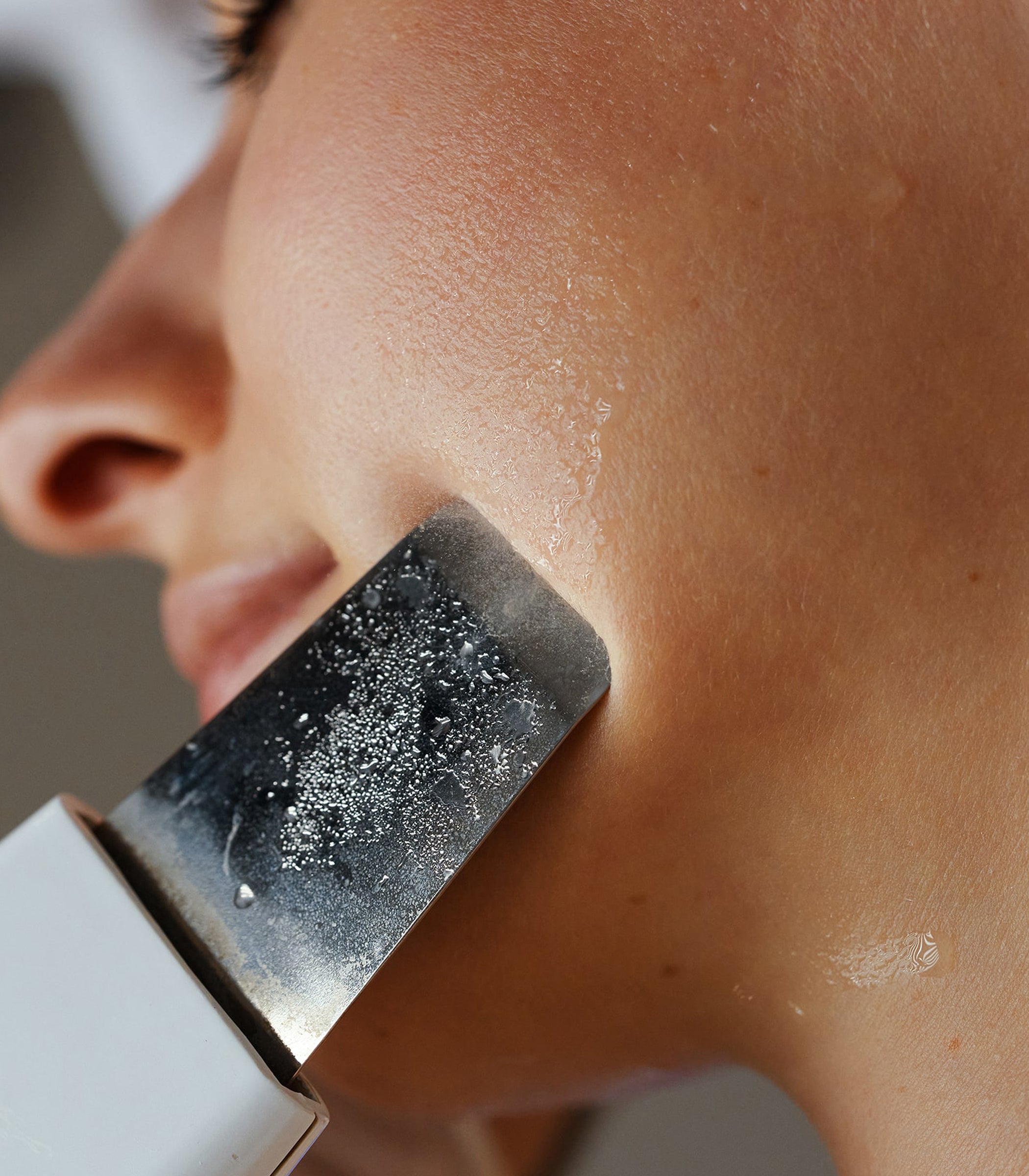 Ultraääninen ioni-ihohoitolaite kotikäyttöön kasvojen puhdistukseen