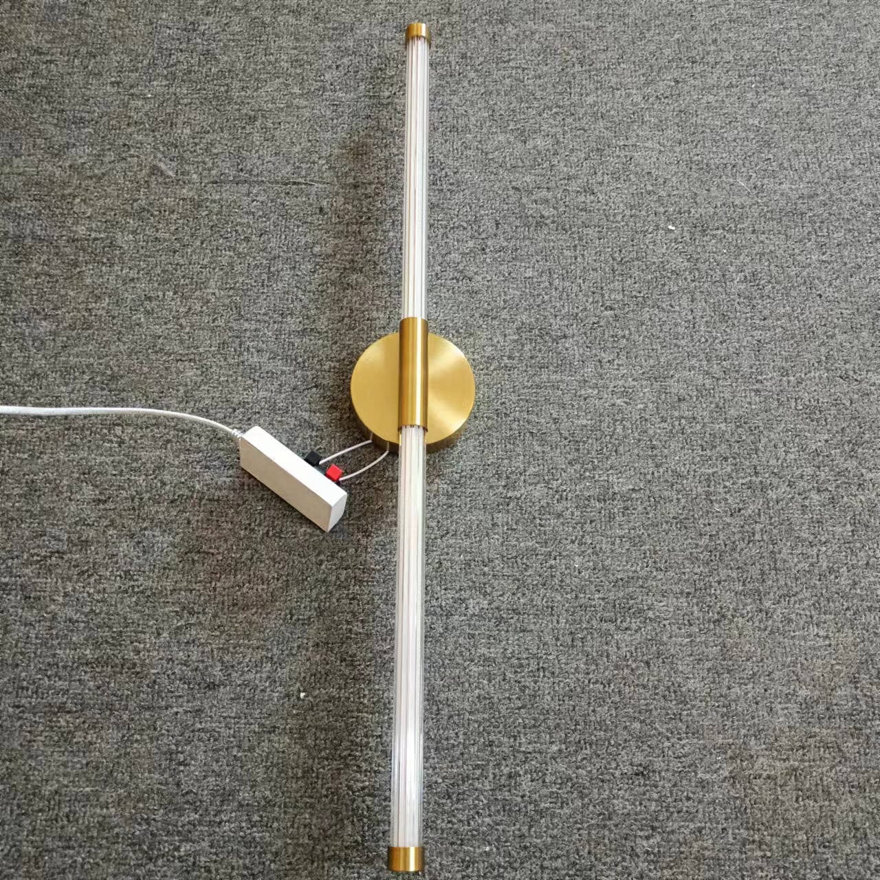 Aurora Crown gouden wandlamp met acryl kap afwerking