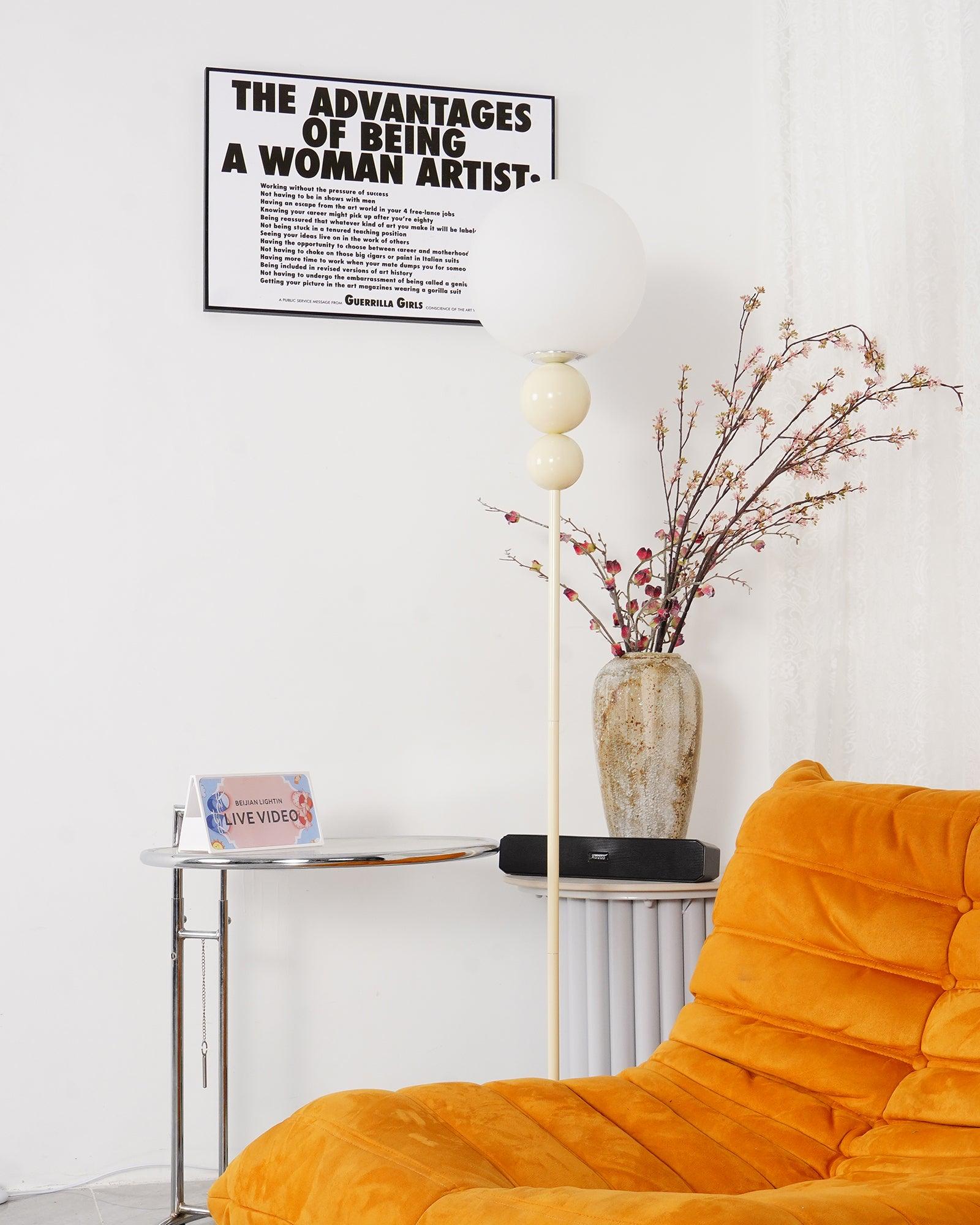 Candeeiro de Pé Lumara em Metal e Vidro com Estilo Moderno