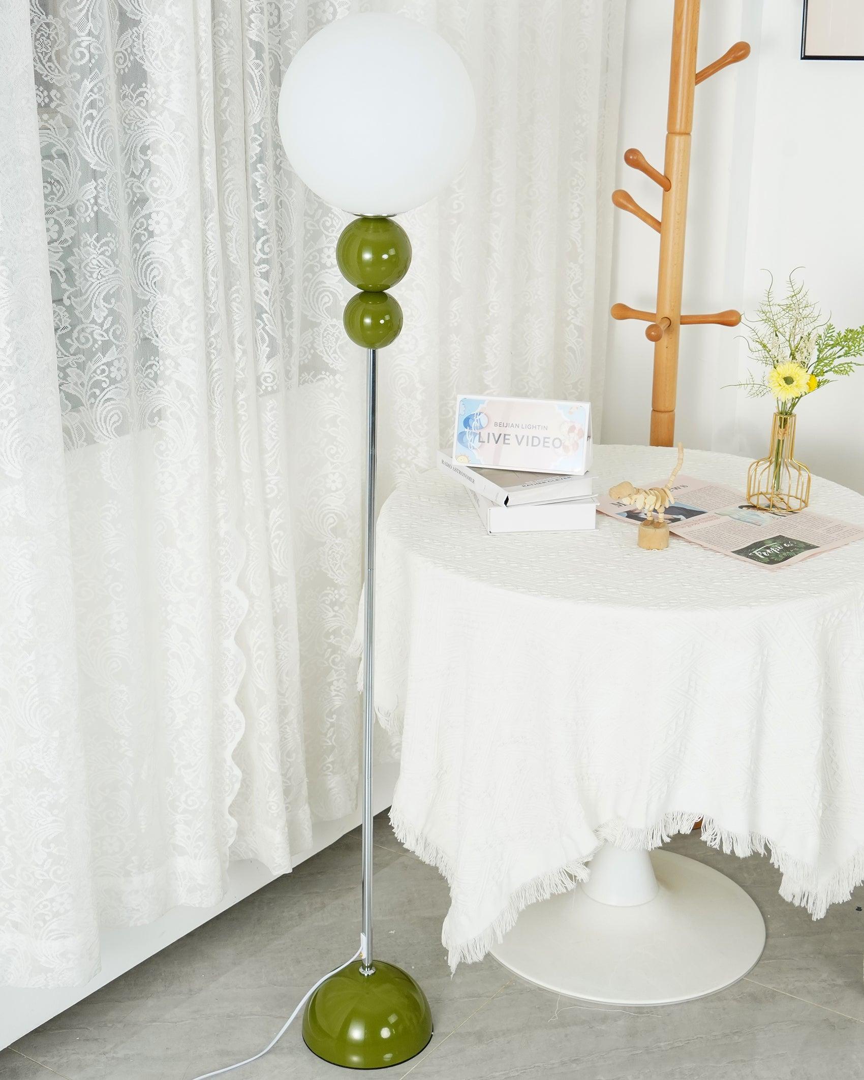 Candeeiro de Pé Lumara em Metal e Vidro com Estilo Moderno