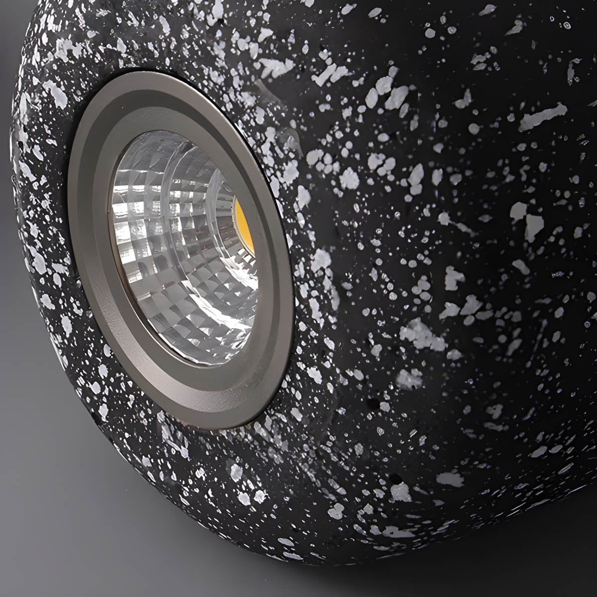 Suspension industrielle ForgeLine finition fer pour espaces modernes