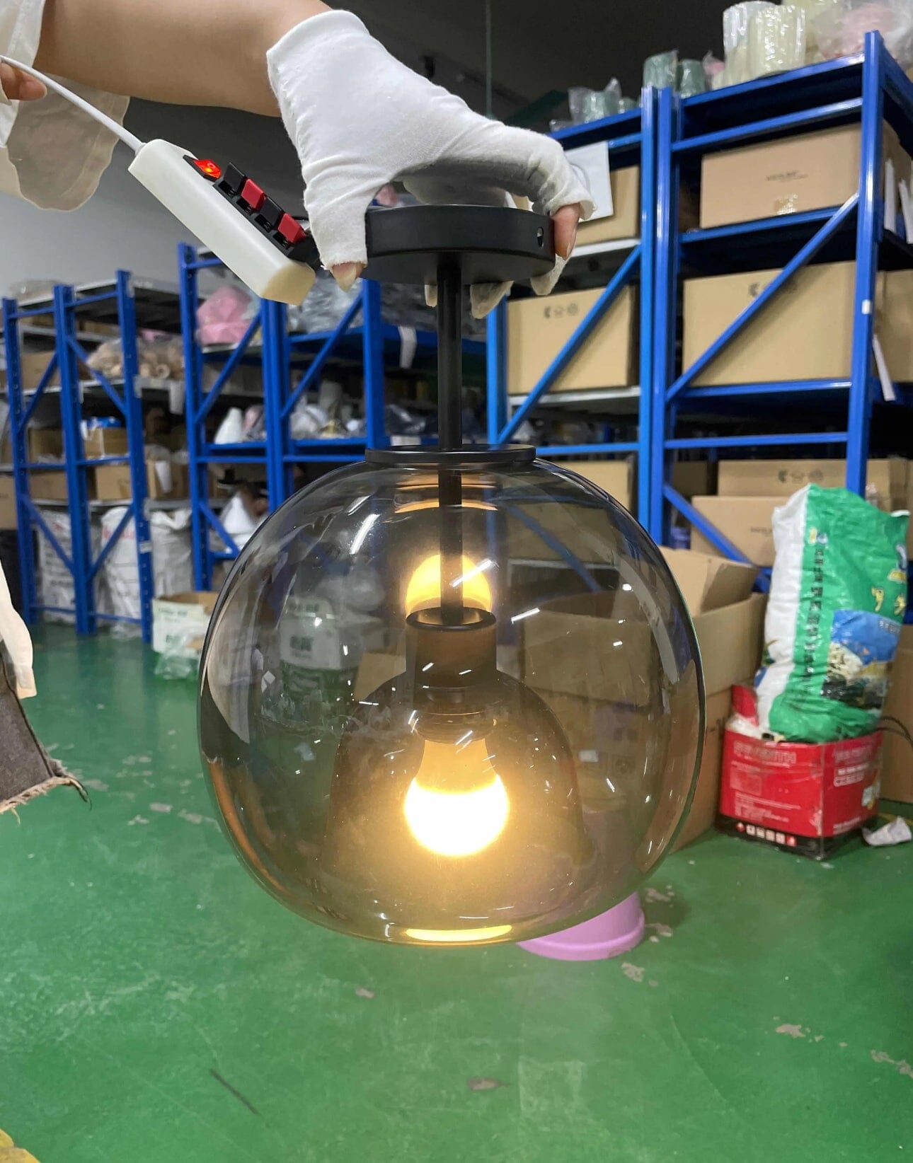 Nástěnná lampa CelestiaNova s kulovým sklem do obývacího pokoje