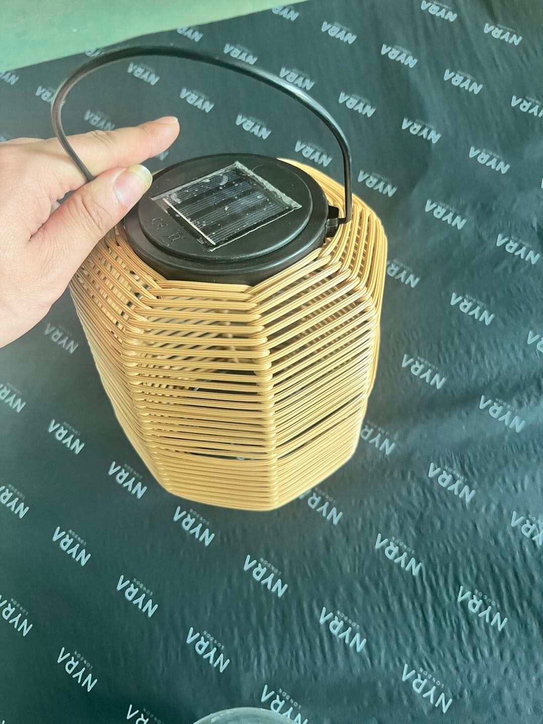 Lanterna de Jardim Exterior Solara em Rattan Alimentada a Energia Solar