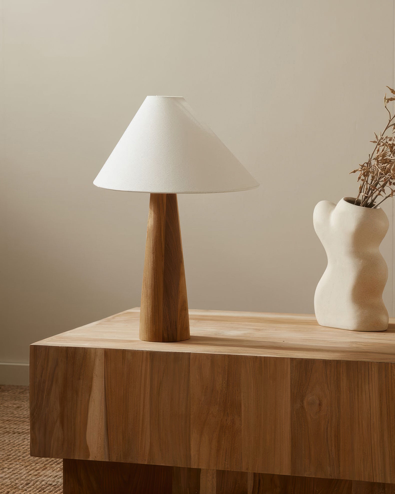 Calmere nyugodt tömörfa állólámpa szövet búrával nappaliba