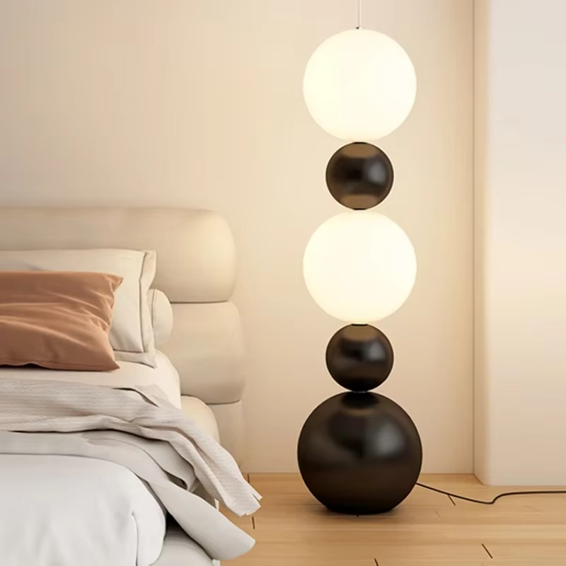 Lampe sur pied artisanale Sylvaire avec une lueur ambiante chaleureuse