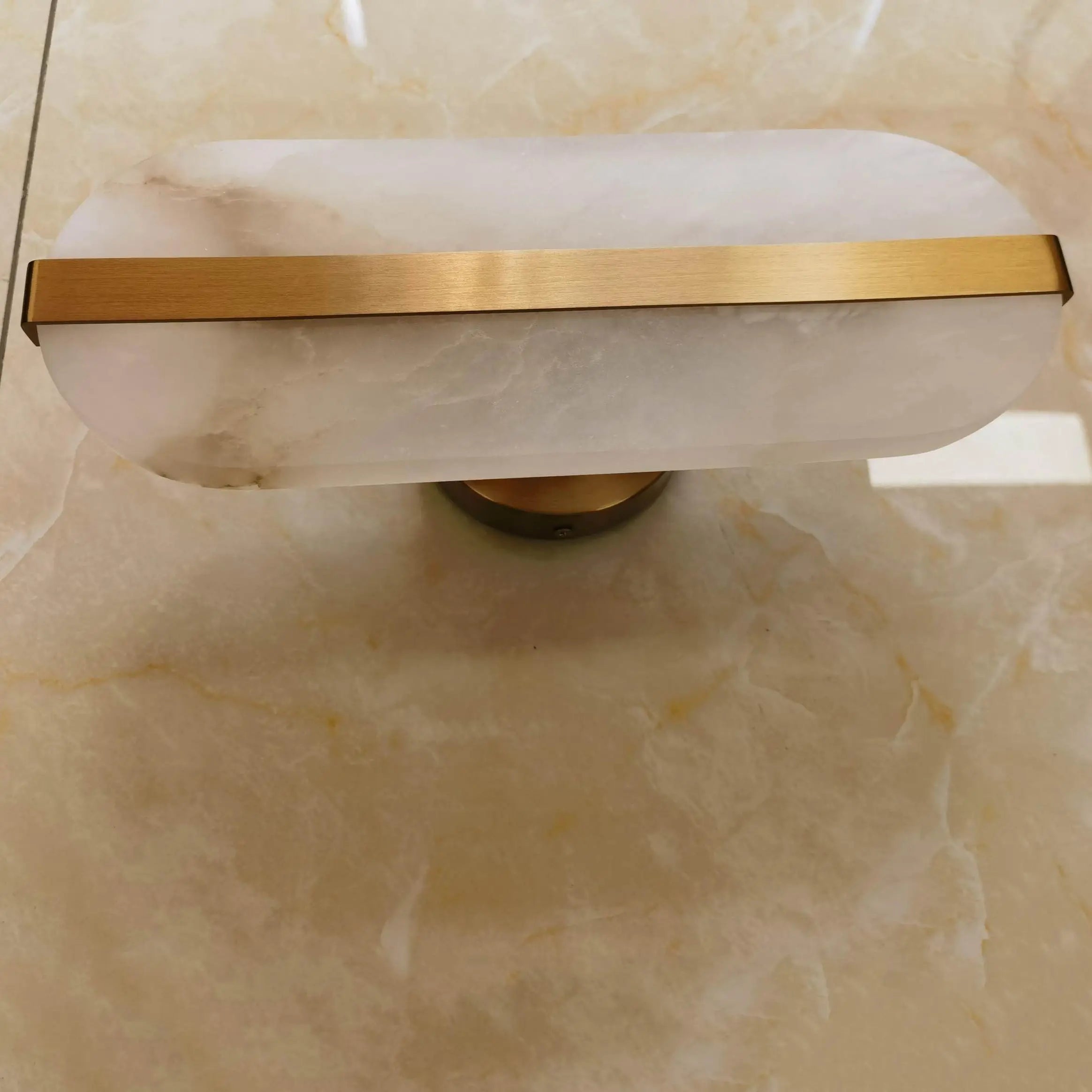 Auriel Alabaster vägglampa med mässingsband Premium LED