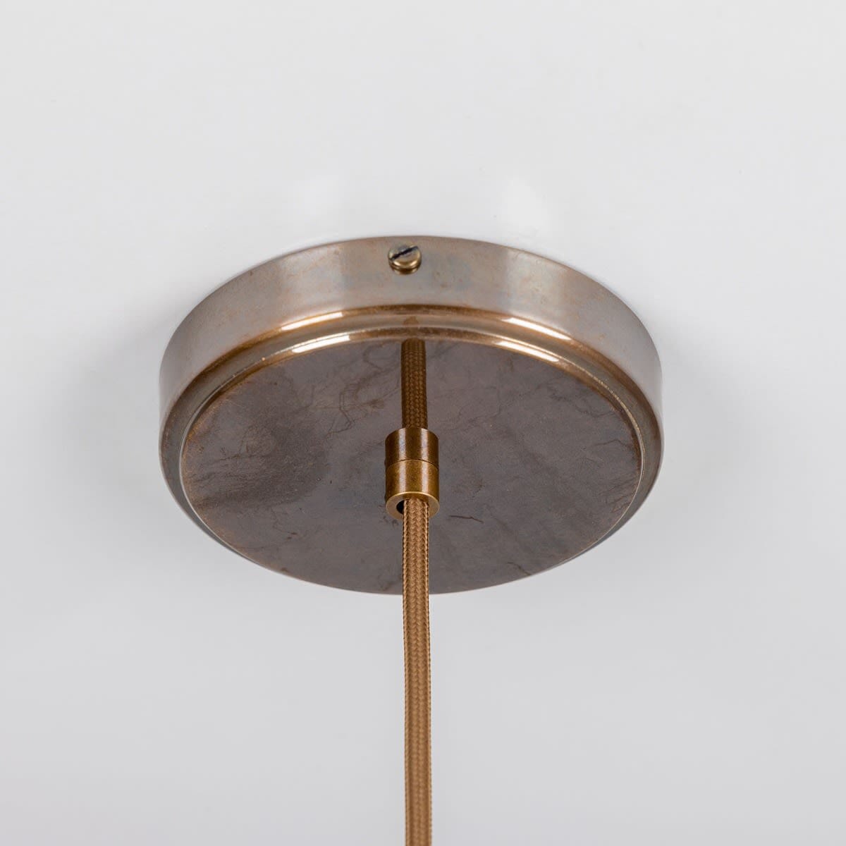 Lyrea Röd Järn Vågig Keramisk Taklampa Opalglas Glob