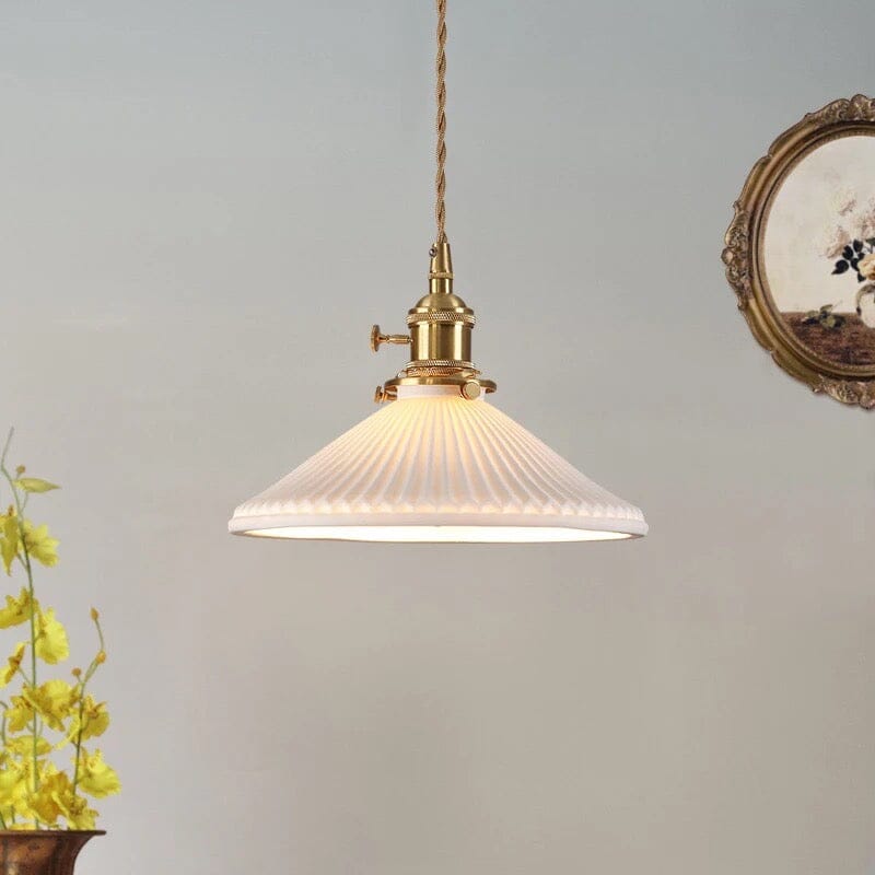 Lampa wisząca Liora Nordic biała ceramiczna z mosiężnym uchwytem