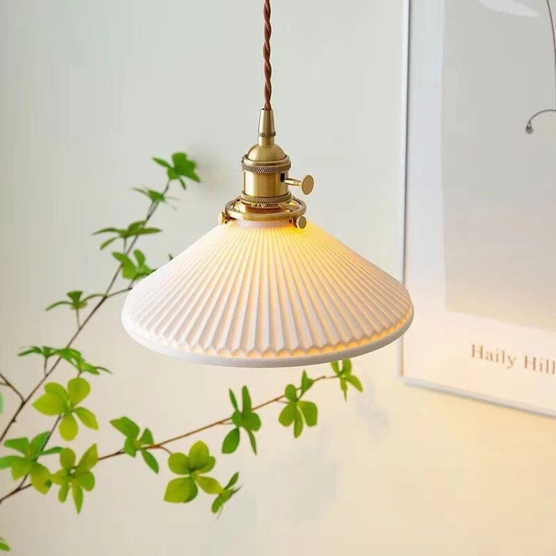 Lampa wisząca Liora Nordic biała ceramiczna z mosiężnym uchwytem