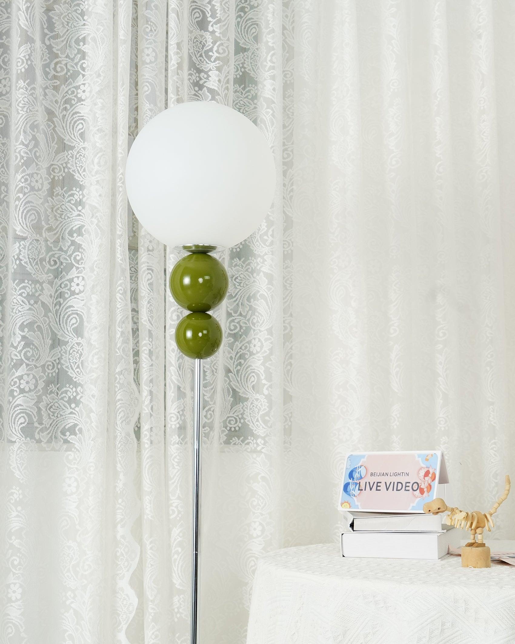 Candeeiro de Pé Lumara em Metal e Vidro com Estilo Moderno