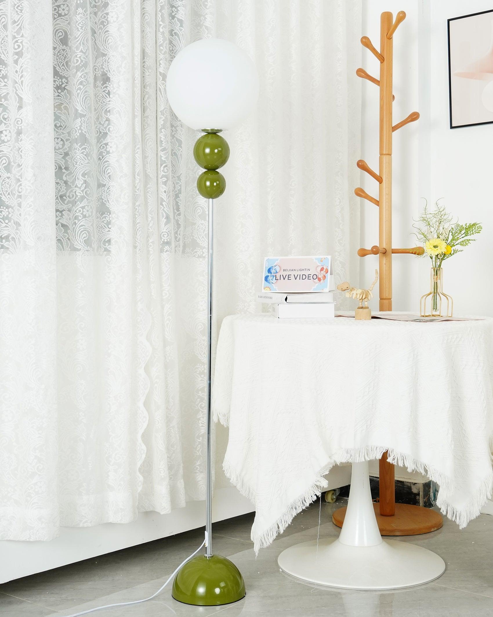 Candeeiro de Pé Lumara em Metal e Vidro com Estilo Moderno