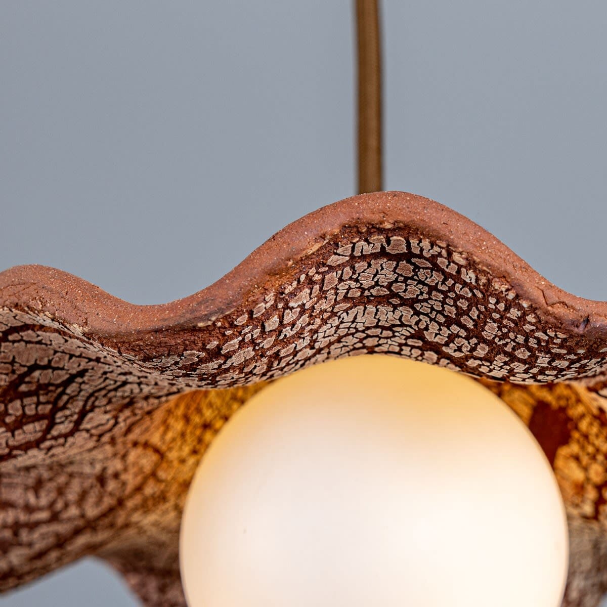 Lyrea Röd Järn Vågig Keramisk Taklampa Opalglas Glob