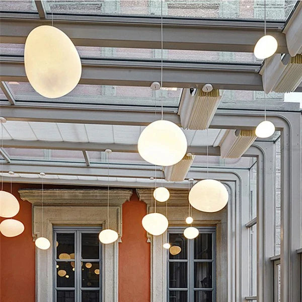 Suspension CaelumGlass à finition satinée pour une lueur chaleureuse