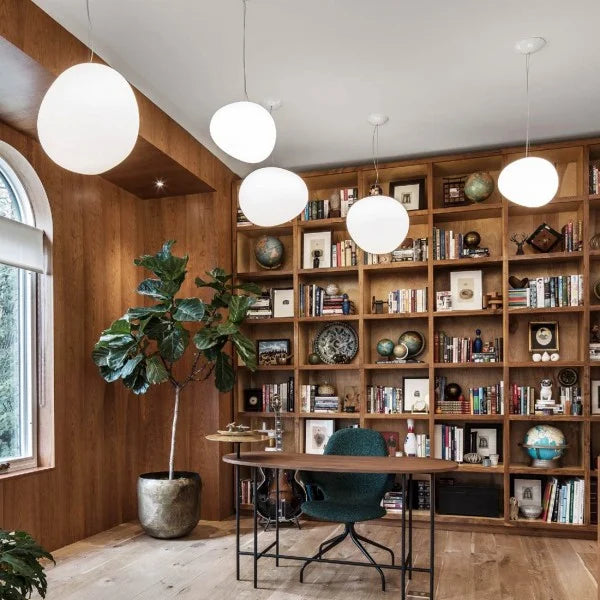 Suspension CaelumGlass à finition satinée pour une lueur chaleureuse