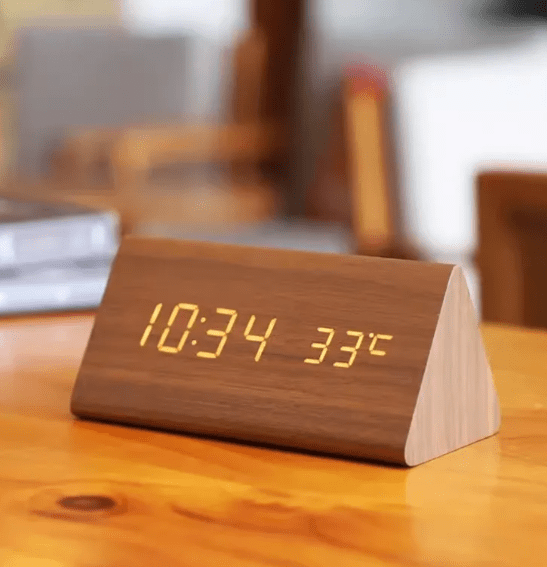 Horloge à LED à commande vocale TimberLume avec design en bois minimaliste